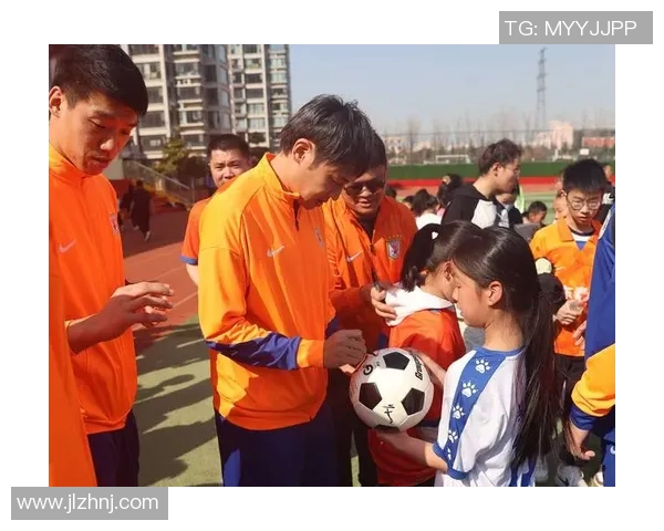 足球竖立的魅力与影响力探讨：从场上表现到文化传承的全方位分析